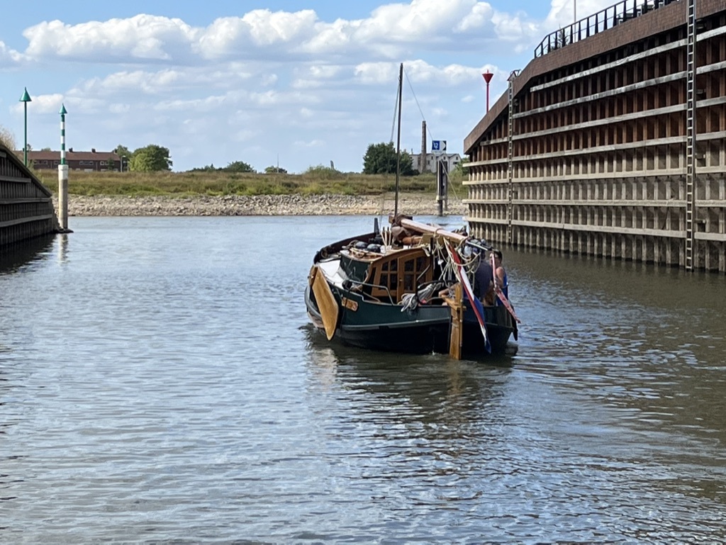 f2a4aa3b-23a0-4bb3-882e-4cd843174846-1-105-c